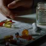 Uso de medicamentos com drogas: cuidados essenciais para evitar riscos à saúde